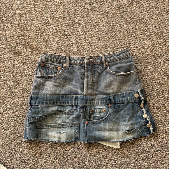 City Slicker Denim Mini Skirt. Medium wash size small. - Picture 3 of 4